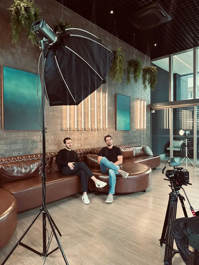 Bastidores da Yarden — estúdio de gravação com fundadores