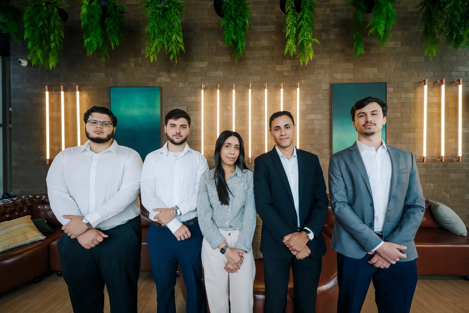 Equipe Yarden reunida no estúdio